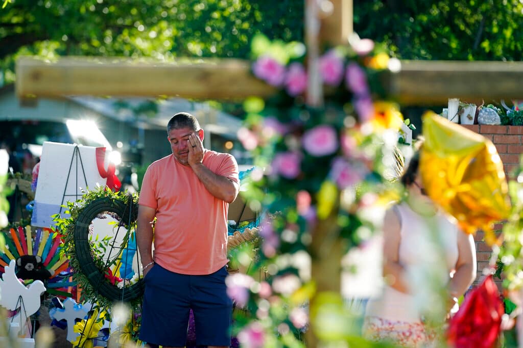 Familiares y conocidos visitan el memorial donde están las 21 cruces.