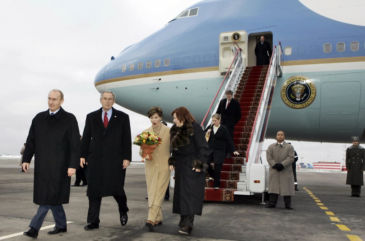 Un brevísimo encuentro entre Putin y Bush se dio en noviembre de 2006. Fue durante una parada para retomar combustible para el Air Force One en el aeropuerto de Moscú. Cuatro días después se encontraron en una nueva cumbre APEC en Hanoi, Vietnam.