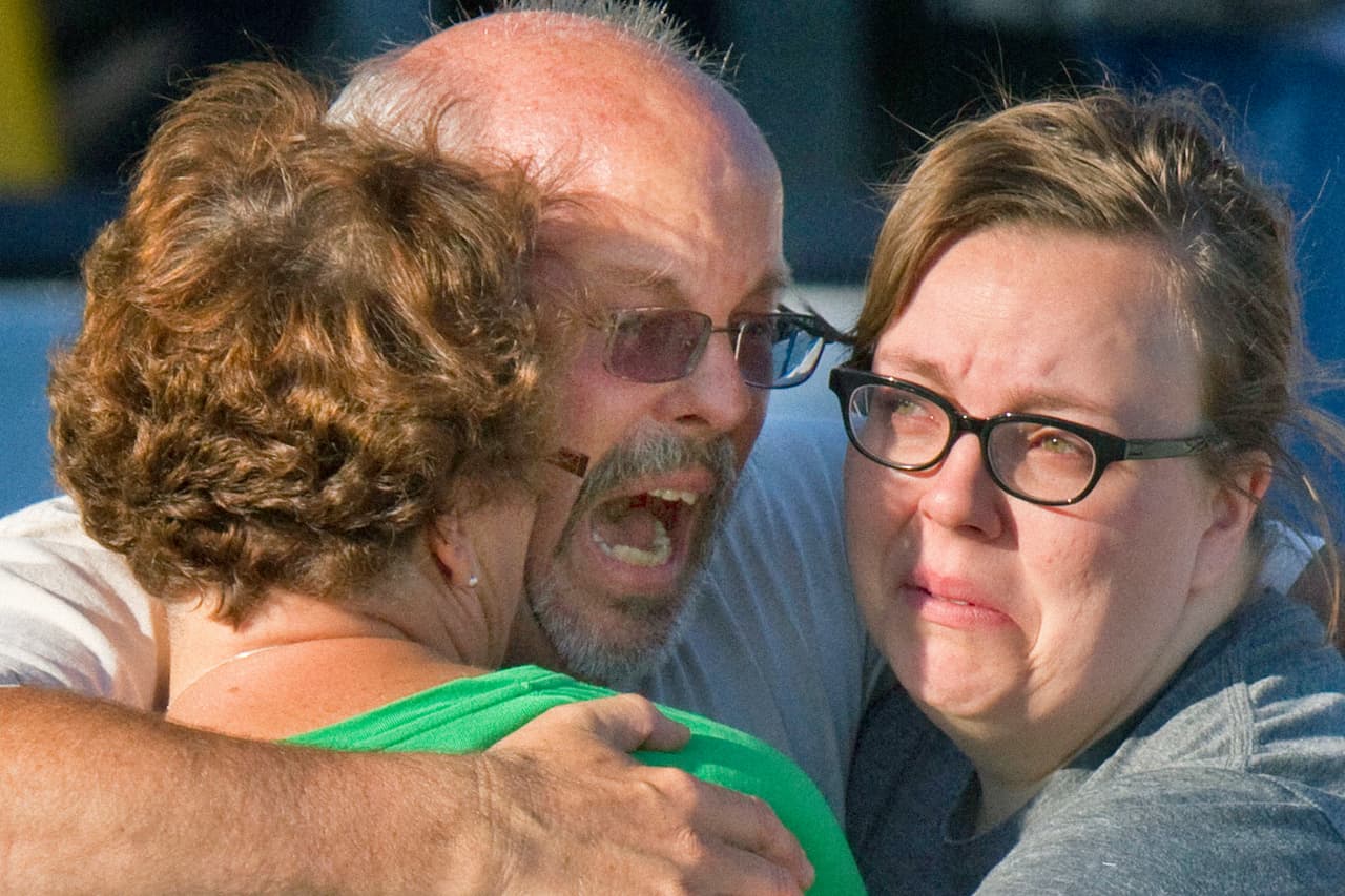 <b>20 de julio de 2012: tiroteo en una sala de cine en Aurora.</b> James Holmes, un estudiante de neurociencia de 25 años, disparó a los asistentes a una función de medianoche de una película de Batman. En mitad de la proyección Holmes entró a la sala oscura, lanzó bombas de gas lacrimógeno y
<a href="https://www.univision.com/noticias/noticias-de-eeuu/tres-victimas-de-tiroteo-en-colorado-demandan-a-dueno-de-complejo-de-cine?layoutType=flex"> disparó varias armas contra el público matando a 12 personas</a>. Fue capturado por la policía y se declaró culpable. Fue condenado a 12 cadenas perpetuas sin posibilidad de libertad bajo palabra. En la fotografía Tom Sullivan, padre de una de las víctimas de este tiroteo.