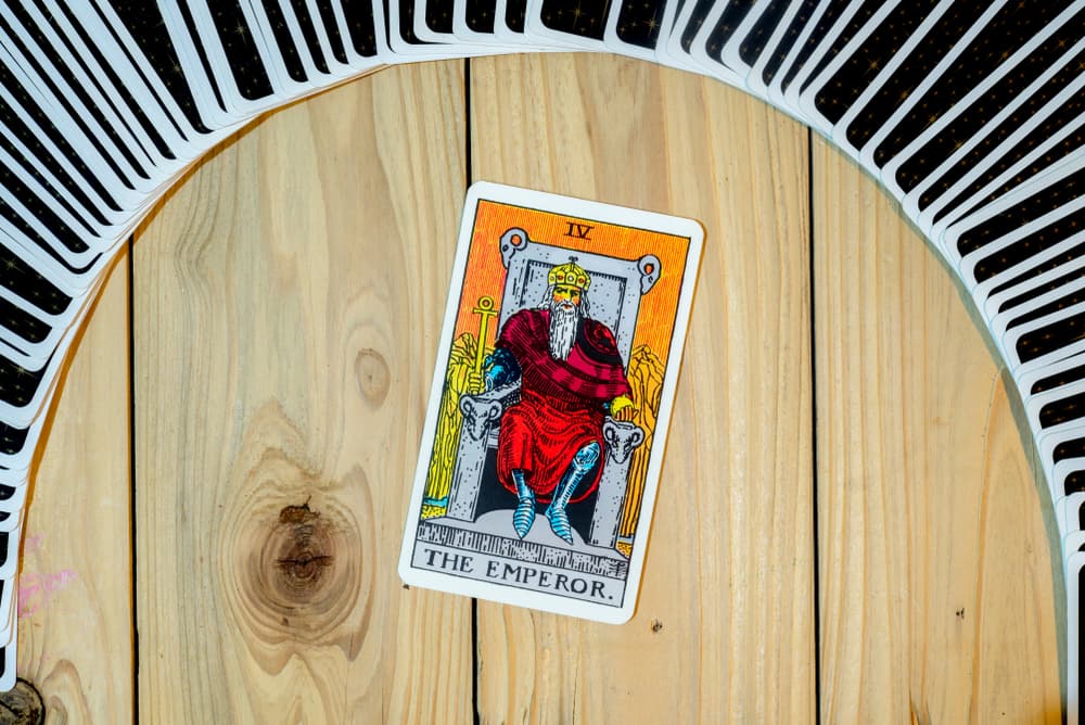 El Emperador representa poder y autoridad; es esa encarnación de la poderosa figura masculina en la historia, con una influencia muy fuerte y esencial en la vida de la persona. Su contraparte en el tarot - y con toda la fuerza femenina, es la Emperatriz, 
<b><a href="https://www.univision.com/entretenimiento/tarot/tarot-el-significado-de-la-carta-de-la-emperatriz-fotos#79bb54610001">de quien puedes leer su significado aquí.</a></b>