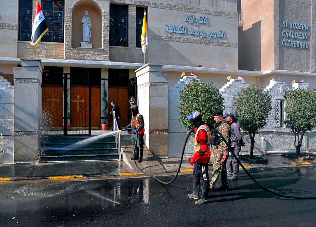 El Vaticano informó que el 
<b>papa Francisco, quien ya ha sido vacunado, tendrá pocos contactos con multitudes</b> durante su estancia en Irak y que se han tomado severas medidas para evitar infecciones. El pontífice, no obstante, ofrecerá una misa el domingo 7 de marzo a la que se espera asistirán 10,000 personas en un estadio de Irbil.