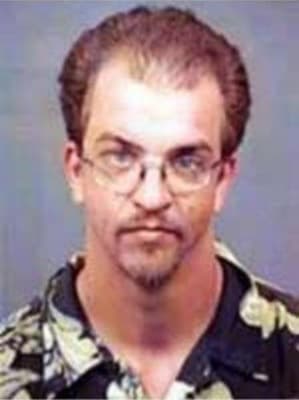<h3 class="cms-H3-H3">Erik Kristian Moller</h3>
<br>
<br>A este hombre oriundo de California se le confió durante tres años -entre 1997 y 2000- el cuidado de una niña de 10 años 
<a href="https://www.fbi.gov/wanted/cac/erik-kristian-moller" target="_blank">a la que le dio drogas y alcohol para abusar de ella. </a>
<br>
<br>En diciembre de 2002, Moller -de 53 años- fue condenado por dos cargos de acto lascivo contra un menor y puesto en libertad bajo fianza hasta que se dictara su sentencia. En marzo de 2003 no se presentó a la sentencia y fue condenado in absentia a 10 años en una prisión estatal. Un mes después fue acusado federalmente de fuga ilegal para evitar el procesamiento. 
<br>
<br>La agencia cree que Moller pudo haber viajado desde Miami, Florida a Puerto Plata, República Dominicana, en 2003. 
<br>
<br>