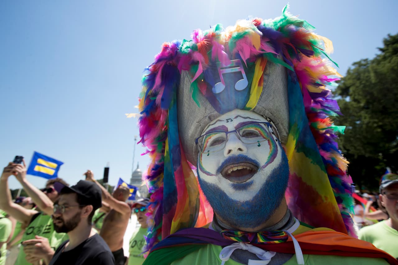"Sister Sera Nade" con el Coro de Hombres Gay de la Ciudad de Nueva York. Con emblemas como unas enormes letras de "resistencia" en los colores del arcoíris, la marcha central tuvo lugar en la capital del país, Washington DC, desde la plaza Farragut, pasando por la Casa Blanca, hasta la explanada de jardines y monumentos del National Mall.