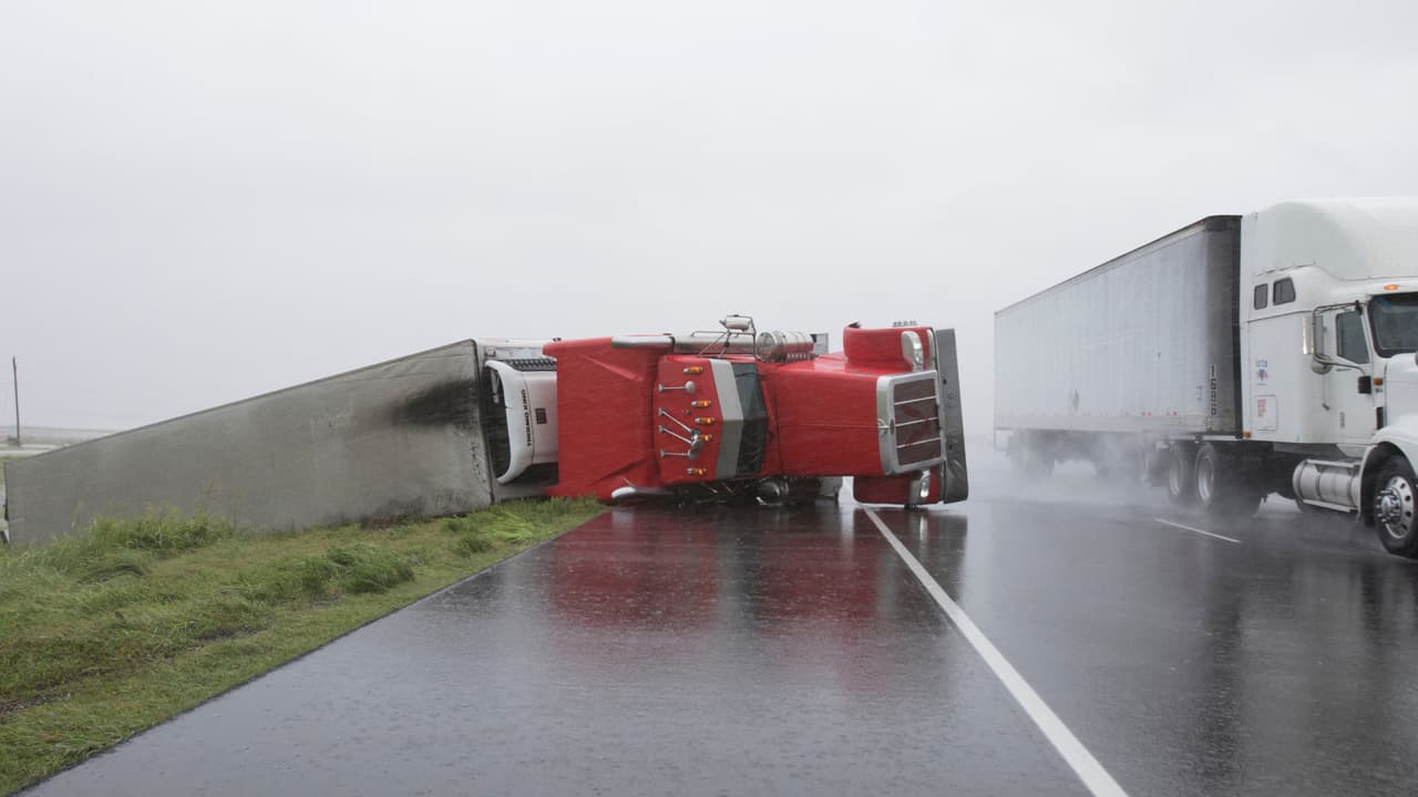 Mal tiempo aumenta riesgos de accidentes de tránsito: sigue estos consejos para evitar incidentes