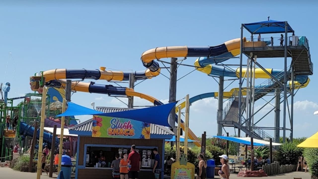 El parque 
<b>Hawaiian Falls en Mansfield</b> tiene distintas atracciones para cada edad y gusto. También dentro del parque hay zonas de snack para que puedas pasar varias horas en el sitio sin preocuparte por dónde comer.