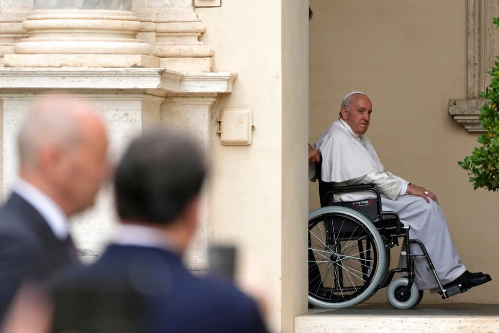 Qué es la artrosis de rodilla que padece el papa Francisco y en qué se diferencia de la artritis