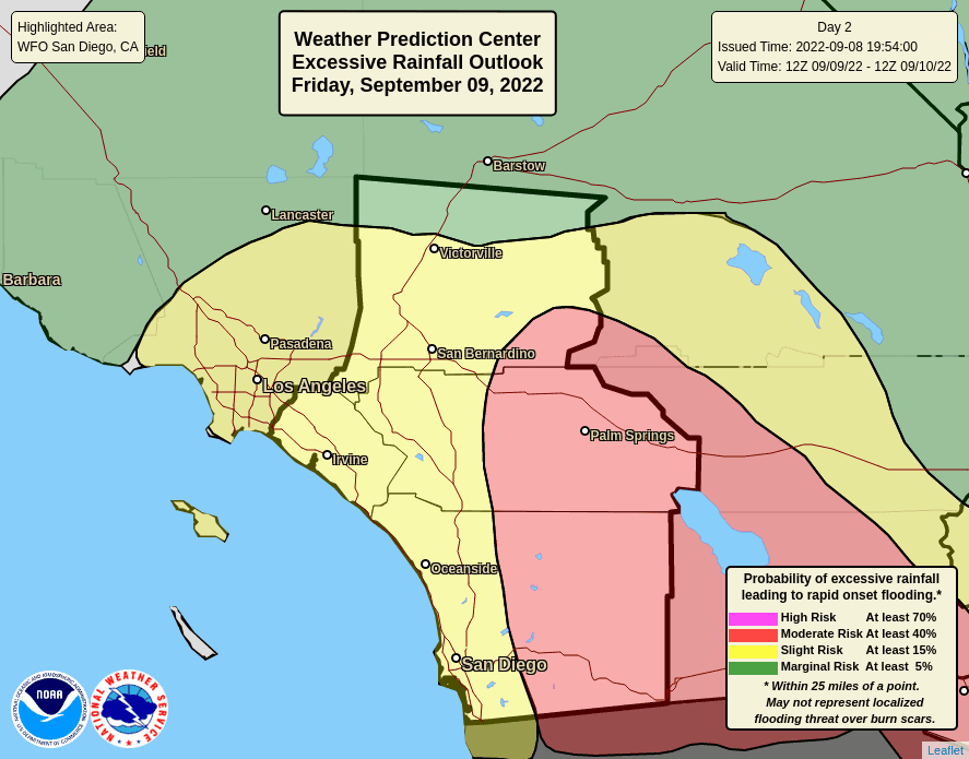 El condado de Orange también tendrá precipitaciones significativas. Por su parte, para los condado de Los Ángeles y Ventura, "un patrón continuo de clima muy cálido y húmedo continuará desarrollándose hasta el sábado a medida que la tormenta tropical Kay se debilite y se mueva hacia el noroeste. 
<b>Se esperan chubascos y tormentas eléctricas aisladas, especialmente desde el viernes hasta el sábado con la posibilidad de períodos de fuertes lluvias.</b> Luego, habrá una probabilidad decreciente de actividad de lluvia el domingo con temperaturas ligeramente más cálidas", informó el NWS de Los Ángeles.