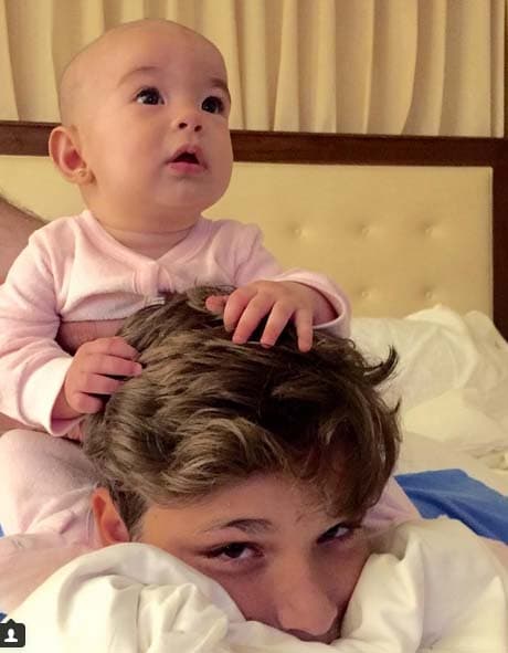 "Arre arre caballito!!! #bebemichelle y mi @alex_tacherxxl felices!!!!! Hahaha #AmorDeHermanos #amordelbueno", expresó Alan Tacher. (Octubre 11, 2015)