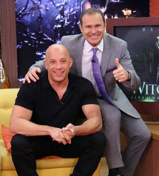 Siempre hay que tomarse la foto con los famosos y Alan aprovecha la oportunidad.