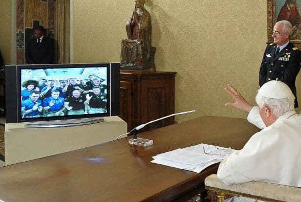Benedicto XVI mantuvo este sábado una conversación con los tripulantes de la Estación Espacial Internacional (ISS), con motivo de la última misión del Endeavour, en la primera conexión vía satélite mantenida por un Papa con el espacio.