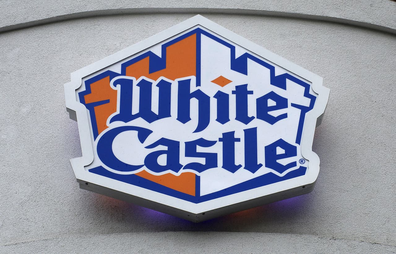 <b>White Castle</b>
<br>
<br>Esta cadena con más de 350 restaurantes ofrece un 10% descuento en la matrícula estudiantil a los empleados que se inscriban en 
<a href="https://www.indwes.edu/adult-graduate/admissions/landing-pages/whit"><u>un programa de la Universidad Indiana Wesleyan</u></a>, que tiene más de una docena de centros educativos en Kentucky, Ohio e Indiana.
<br>
<br>Los empleados elegibles pueden optar por programas de grado asociado, licenciatura y maestría. 
<br>