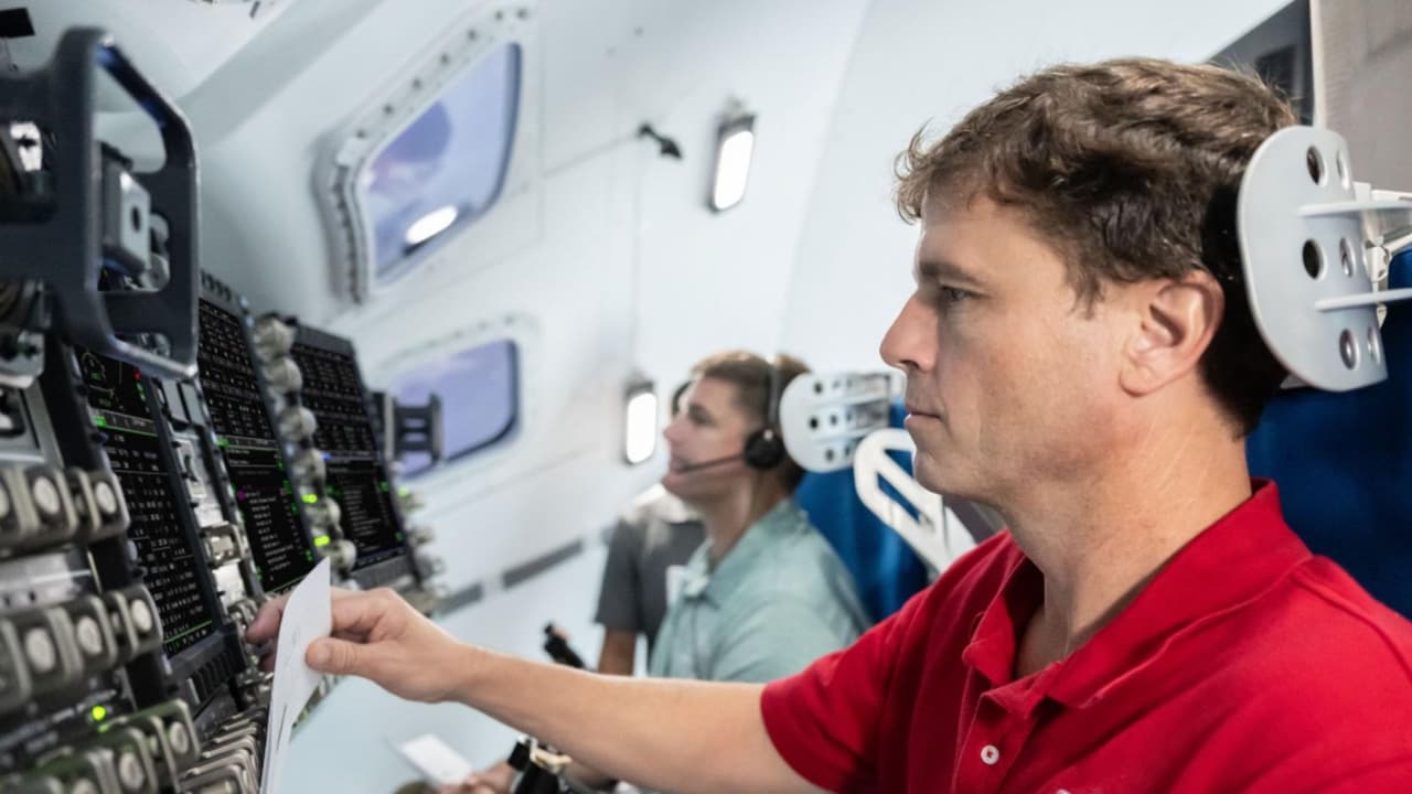 El comandante participa en sesiones de entrenamiento y simulación de la nave Orion, preparándose para liderar una misión de aproximadamente 10 días en el espacio profundo.