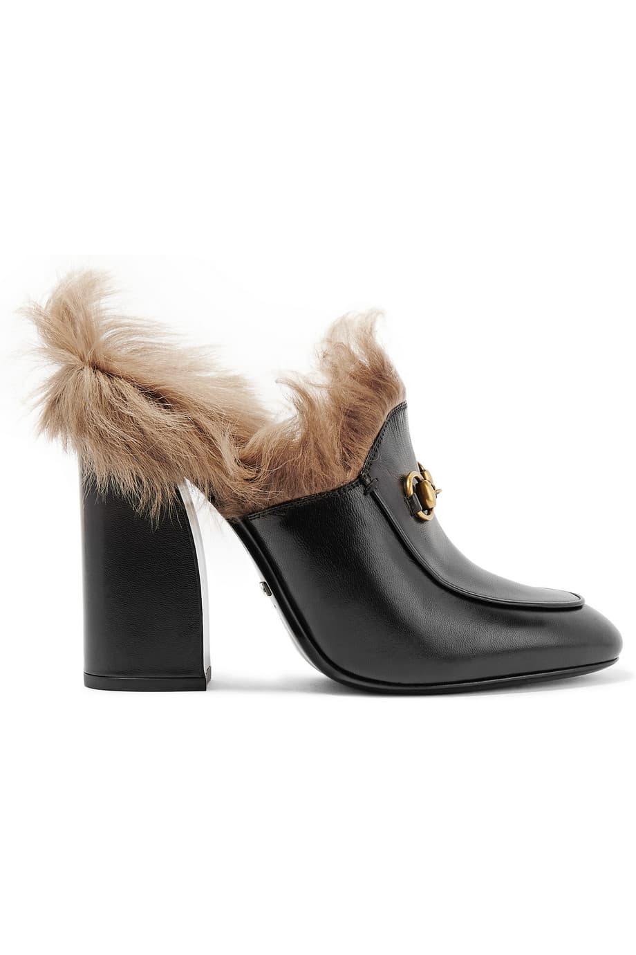 Ahora los zapatos tienen pelos. Los mules de Gucci se han convertido en un esencial para esta temporada. Al estar forrados por dentro de pelo sintético son muy cómodos y resultan suaves al tacto y hacen que todo se fijen en tus pies.
<br>