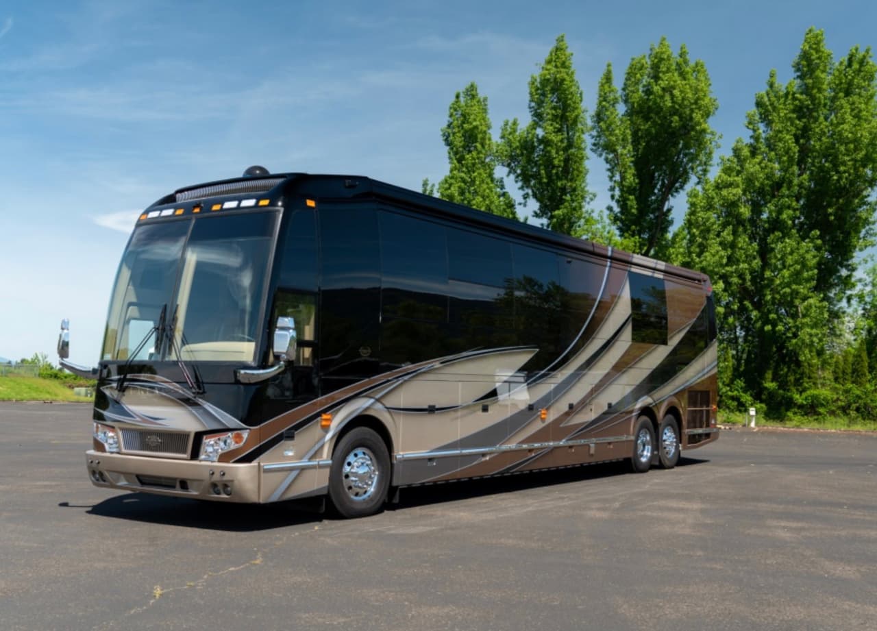 El cantante adquirió un
<b> lujoso autobús </b>para viajar durante la gira, el cual está valuado en 
<b>2.5 millones de dólares</b> y ahora ha decidido usarlo.
<br>