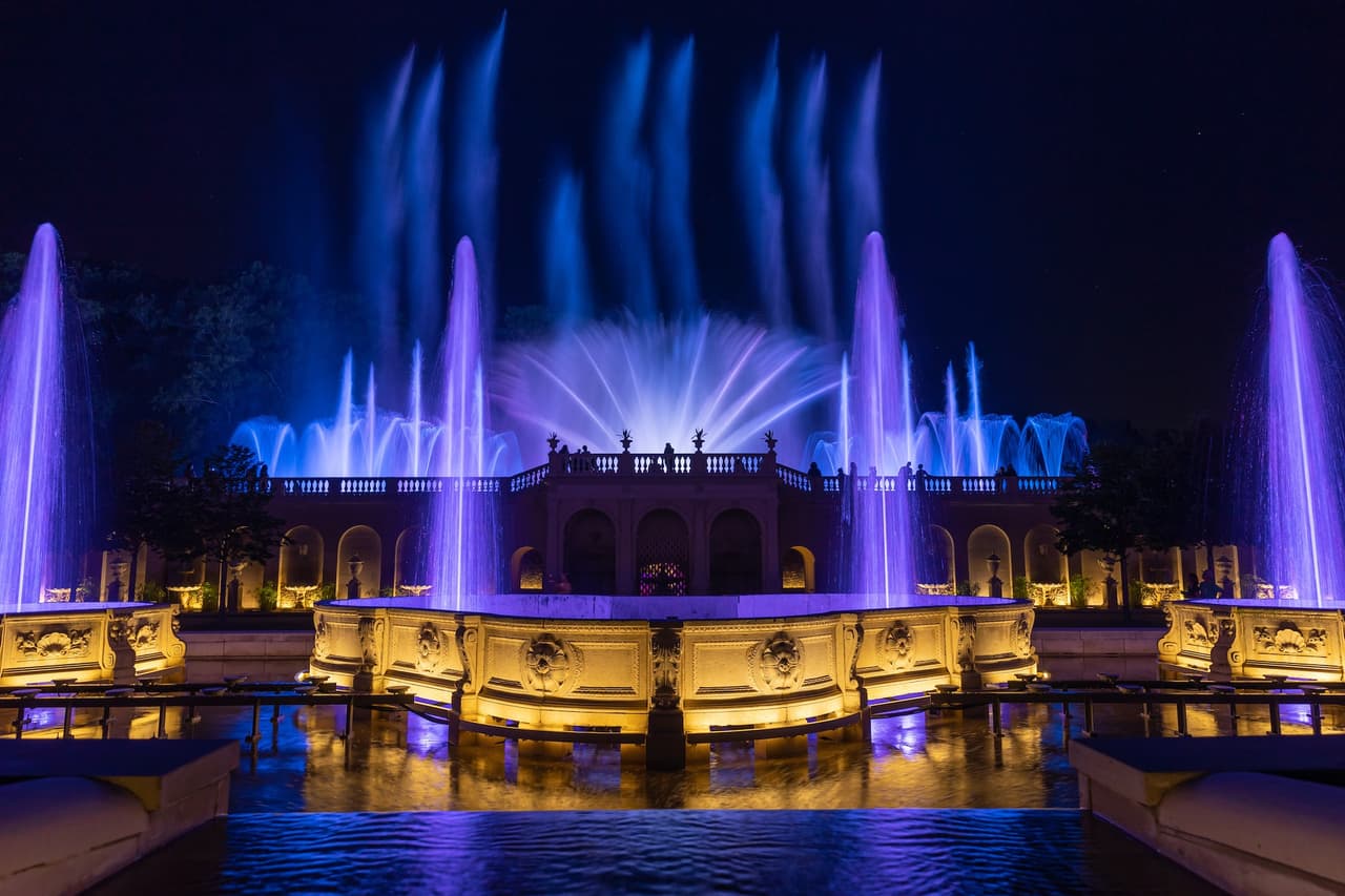<b><a href="https://longwoodgardens.org/events-performances/festival-fountains" target="_blank">Longwood Gardens Festival of Fountains (a partir del 5 de mayo)</a></b>: Las actuaciones diarias en el Main Fountain Garden están ambientadas con música y con chorros de agua que se disparan a 175 pies en el aire. Si visitas por la noche los fines de semana podrás experimentar los espectáculos de fuentes combinados con luces de colores.