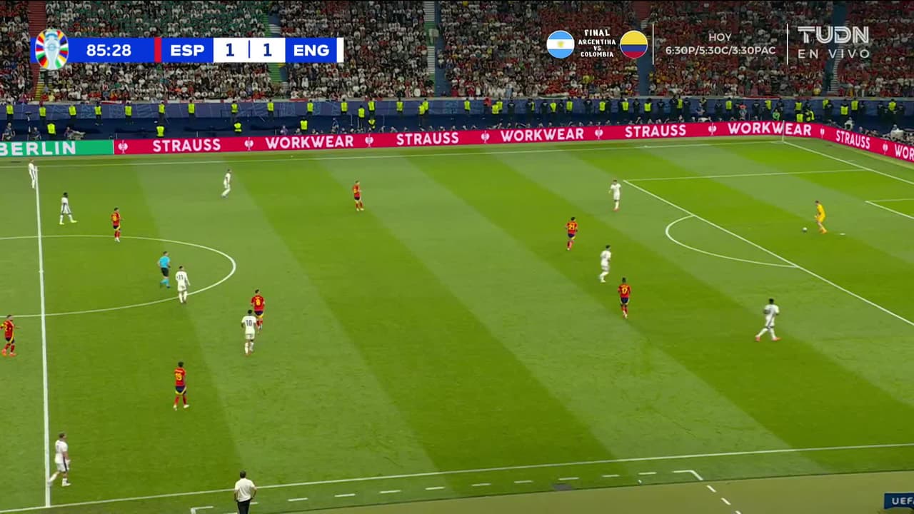 ¡GOL!  anota para España. Mikel Oyarzabal
