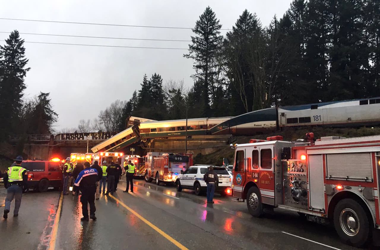 El descarrilamiento de un tren cerca de Seattle deja al menos tres muertos y unas 75 personas hospitalizadas