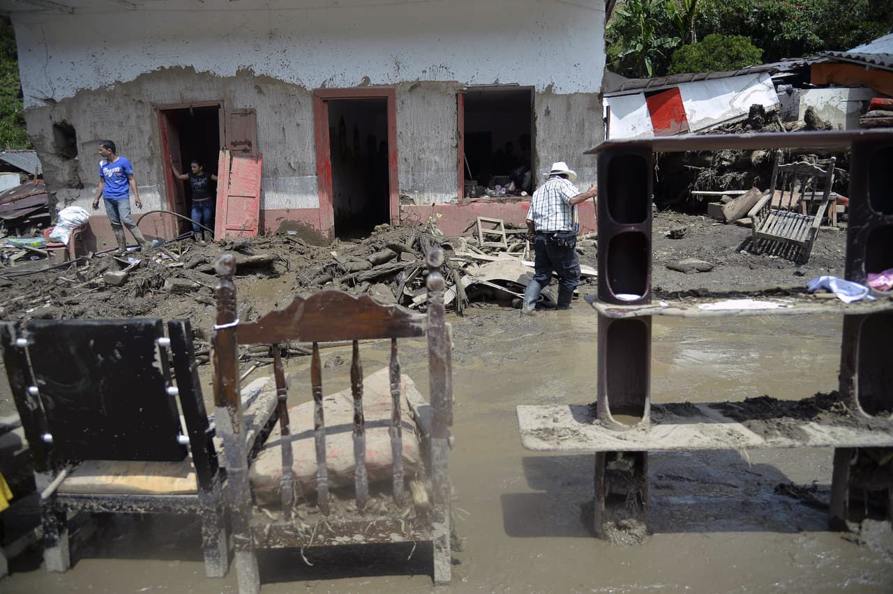 Fuertes lluvias ocurridas el 18 de mayo de 2015, causaron 92 muertes en un corrimiento de tierra en Salgar, una localidad de unos 18,000 habitantes situada en una región montañosa del departamento de Antioquia, al noroeste de Colombia. En la imagen, personas tratan de recuperar sus pertenencias tras el desastre.