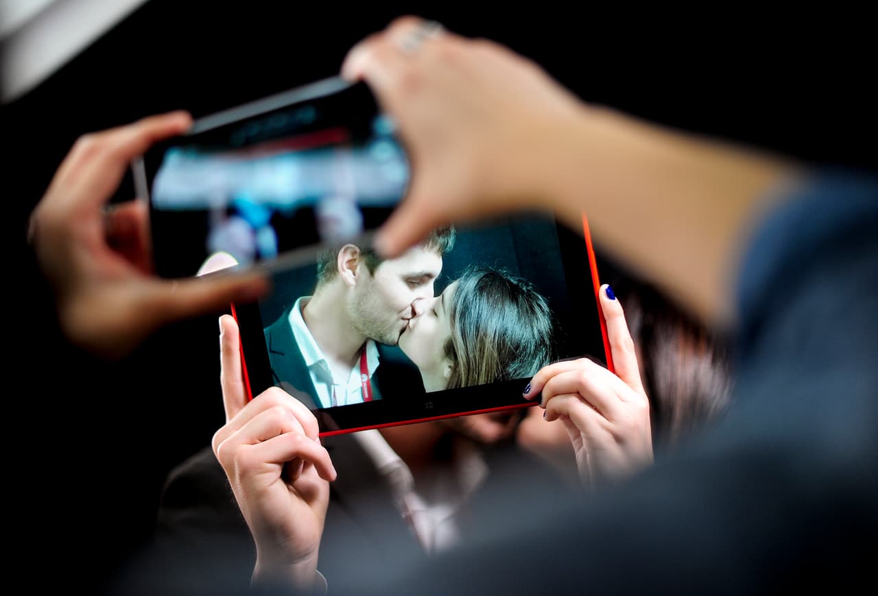 Cuando dos personas se besan se produce un intercambio de información química.