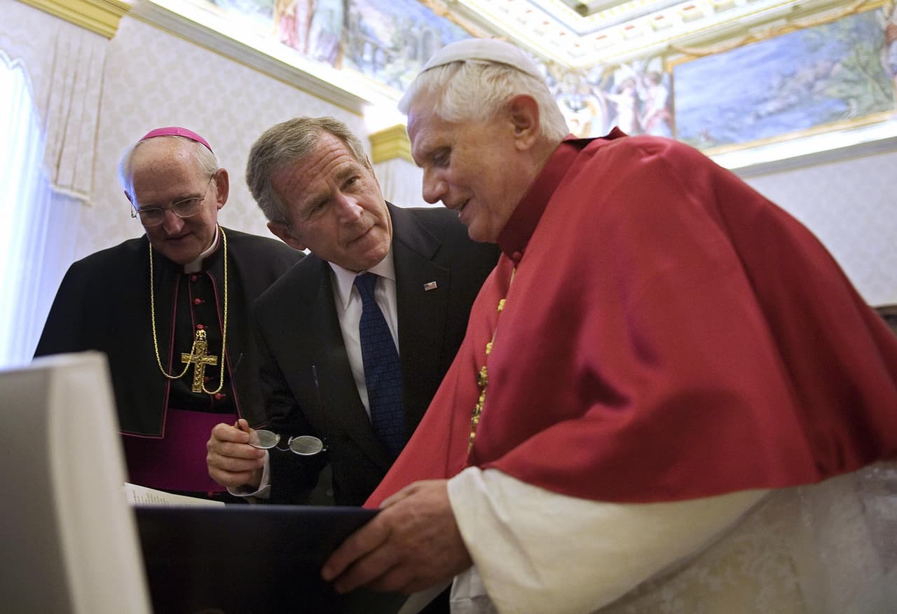 Sin importar la prominencia del visitante, el protocolo indica qué la forma correcta para dirigirse al líder católico es ‘Su Santidad’. No debe confundirse con ‘Su Eminencia” o Su ‘Excelencia”, que es como deben ser llamados los Cardenales y Obispos, respectivamente.
<br>
<br>Sin embargo, esta regla no siempre se cumple. En junio de 2007 George W. Bush
<a href="https://apnews.com/article/joe-biden-pope-francis-religion-pope-benedict-xvi-pope-john-paul-ii-e59e6f505b1856abc1eaee6d58f42007"><u>fue criticado por dirigirse al papa Benedicto XVI</u><b> </b><u>como "señor"</u></a>.