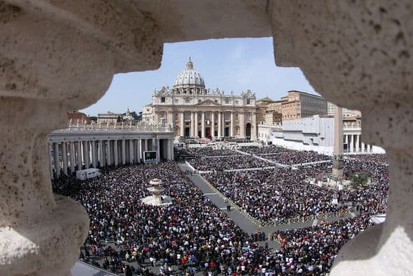 Concelebraron la misa con el papa los cardenales Agostino Vallini, vicario para la diócesis de Roma, y Stanislaw Rylko, presidente del Consejo Pontificio para los Laicos; así como los prelados Josef Clemens, secretario del Consejo Pontificio para los Laicos y Filippo Iannnone, viceregente de la diócesis de Roma.