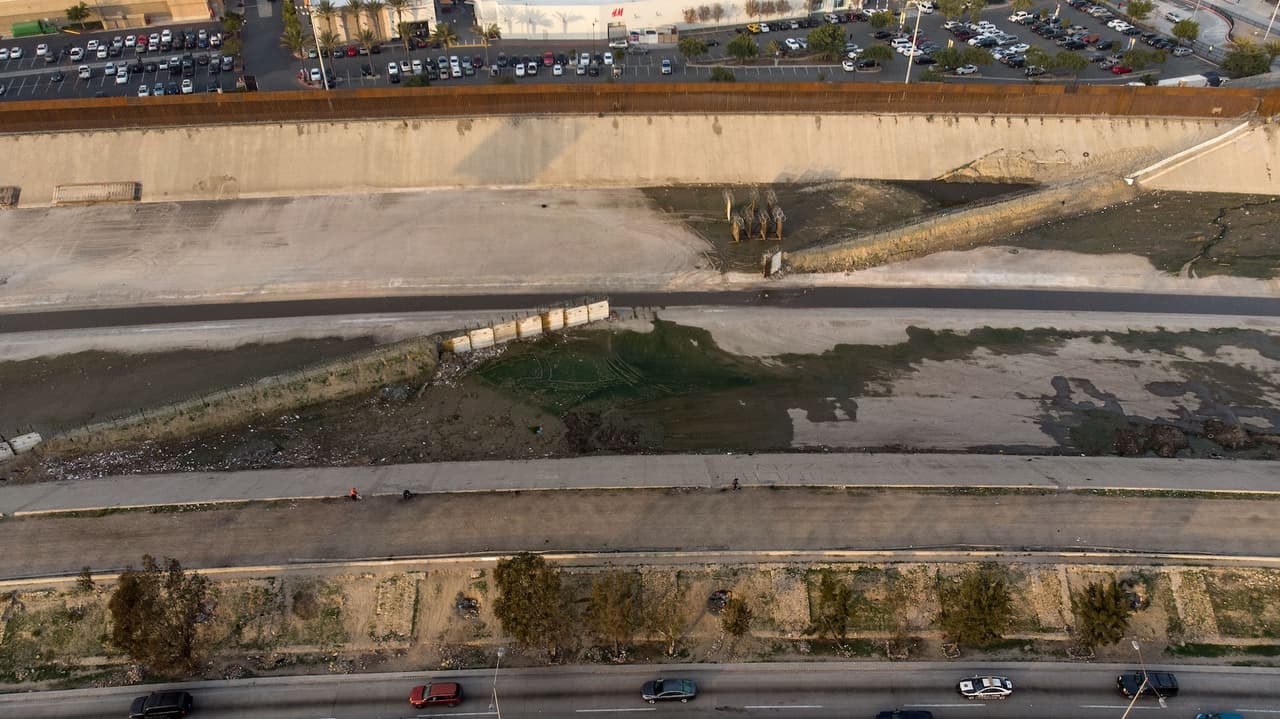 En los límites de EE.UU. y México, sobre el canal del río Tijuana, no existía una barrera para no obstruir el cauce del agua.