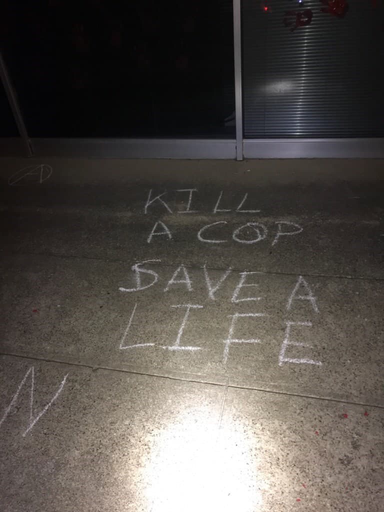 Dejan mensaje de odio en contra de los oficiales de la policía de Dallas.