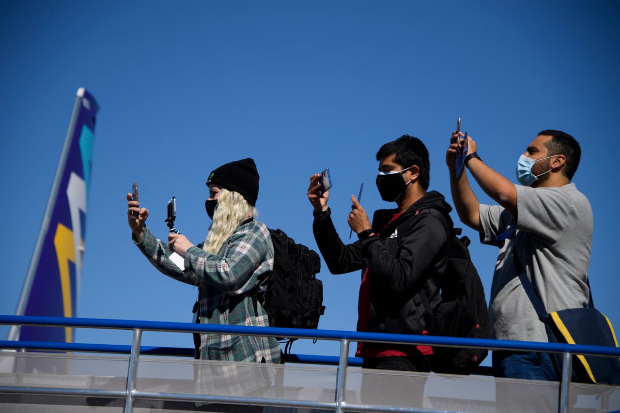 Si bien los CDC dicen que ya no es necesaria una desinfección total de los aviones o aeropuertos, aerolíneas y autoridades en Nueva York siguen manteniendo rigurosidad en el tema sanitario.