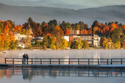 <b>15. Lake Placid, Nueva York.- </b>Esta pequeña ciudad de 2,269 habitantes se dio a conocer cuando en 1980 fue sede de los Juegos Olímpicos de Invierno. A partir de entonces, este lugar se ha convertido en uno de los favoritos para los entusiastas de los deportes como hockey, patinaje sobre hielo e incluso trineos tirados por perros.
<br>