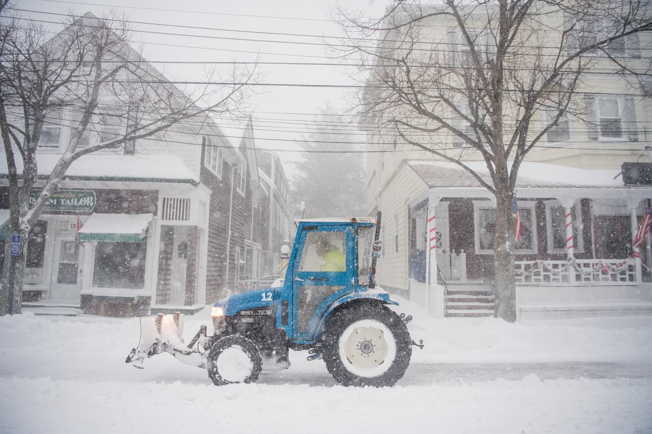 Tractor limpia la nieve de la vía en Bellport, Nueva York.