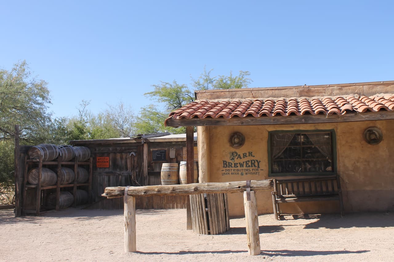 Las casas de adobe y madera reviven la historia del viejo oeste.