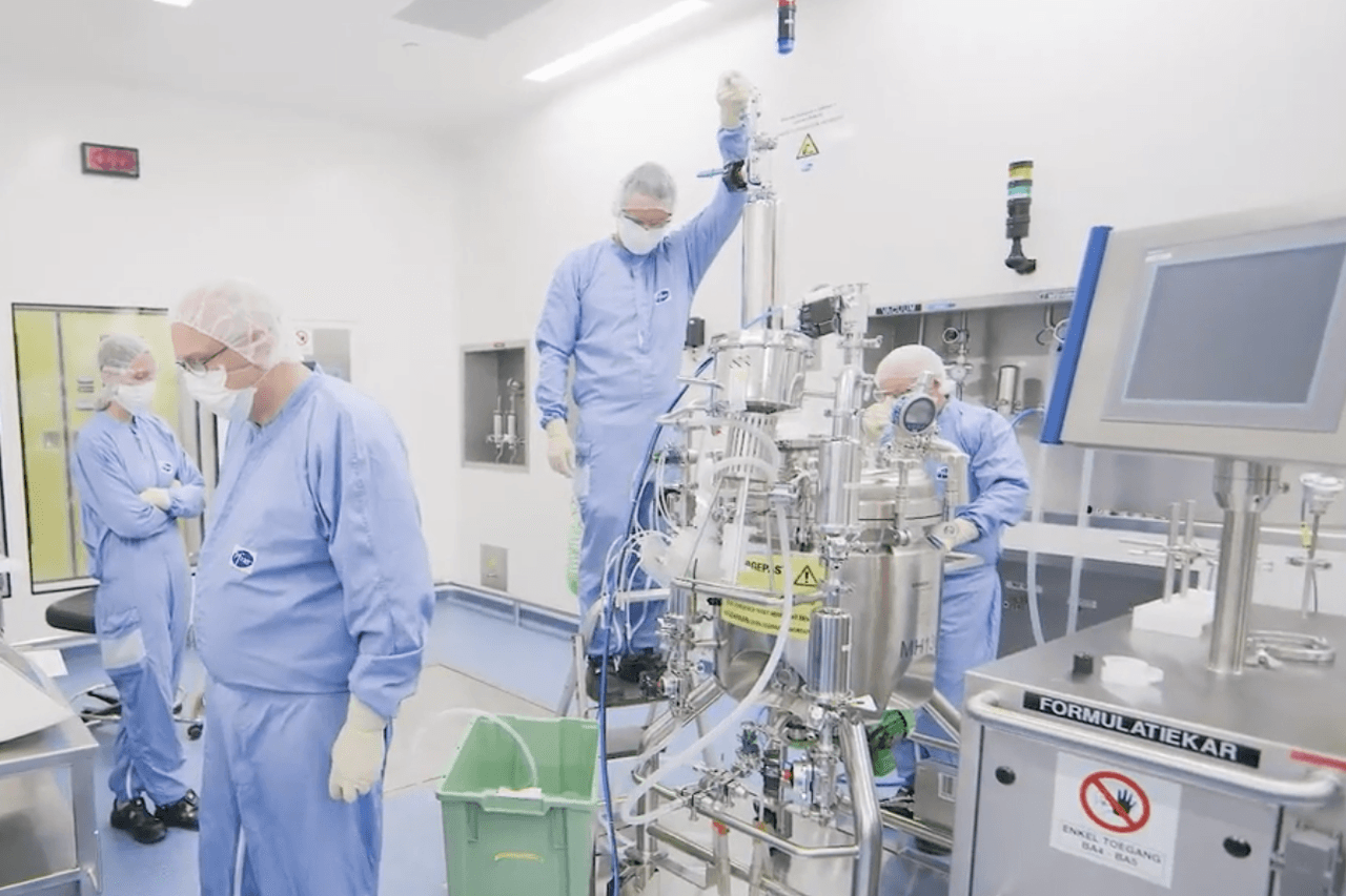 <h3 class="cms-H3-H3"><b>Otra pregunta es sobre el riesgo de contagio hacia otros, si la persona ya ha sido vacunada. </b></h3>
<br>
<br>
<b>“La vacuna, ha demostrado que previene contra la enfermedad</b>, del covid-19, 
<b>también en las formas graves, no tenemos datos hasta hoy que hayan mostrado</b> porque los análisis no están completos, si la vacuna previene la transmisibilidad de la infección”, explica el doctor Alejandro Cané, de Pfizer North America. “Es por esa razón las personas vacunas tienen que seguir usando las mascaras, tienen que seguir respetando la distancia social, hasta que tengamos más información disponible”. 
<br>