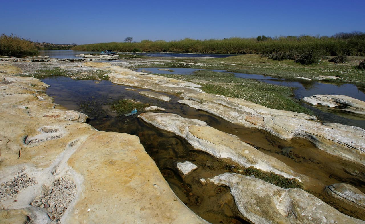 <b>Nuevo Laredo. </b>Continuando hacia el sureste está Laredo, Texas, y Nuevo Laredo, Tamaulipas. En la zona urbana el río está dividido por una barda que se interrumpe en las zonas remotas.