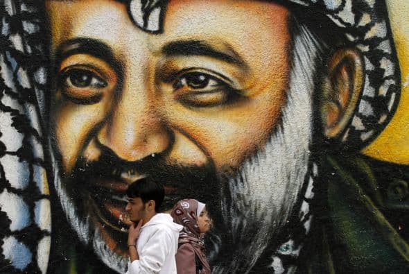 La tumba de Yaser Arafat fue abierta el martes durante algunas horas para sacar muestras de sus restos, entregadas a expertos internacionales que deben determinar si fue envenenado.