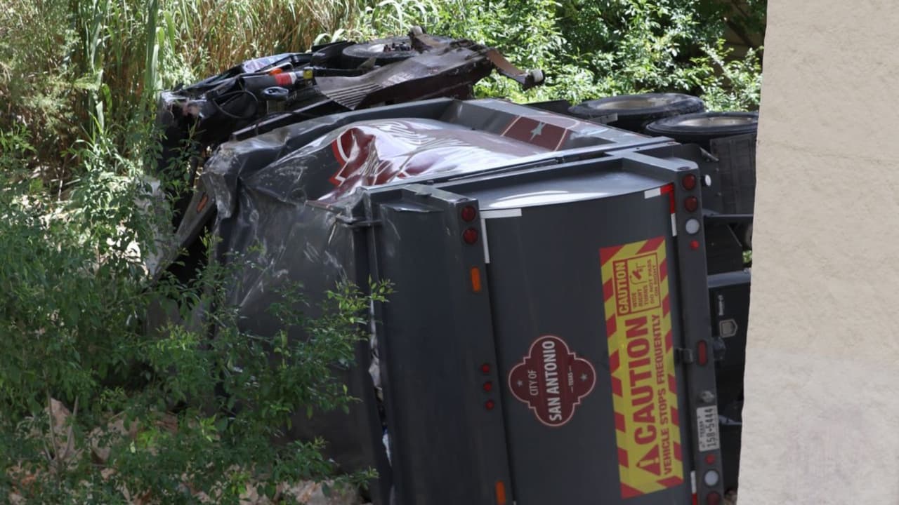 Camión de basura se cae en San Antonio y aterriza sobre rocas