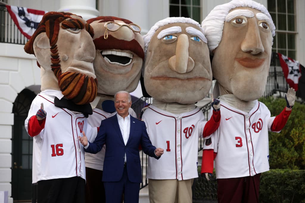 Biden posa junto a las mascotas del equipo de béisbol Washington Nationals durante la barbacoa del 4 de julio. Al dirigirse a una festiva multitud de 1,000 invitados en los jardines de la Casa Blanca,
<b>el presidente hizo una comparación entre la independencia del Imperio Británico en 1776 y la <a href="https://www.univision.com/noticias/estados-unidos/desempleo-baja-junio-nuevos-puestos-trabajo">actual rápida recuperación del coronavirus</a>. </b>"Hace 245 años declaramos la independencia de un rey lejano. Hoy, estamos más cerca que nunca de declarar la independencia frente a un mortal virus", dijo.
<br>