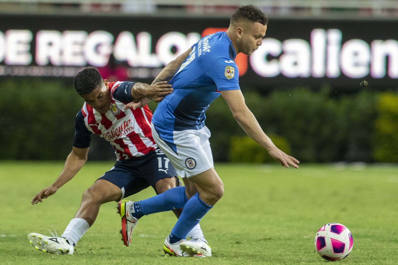 El Guadalajara rescató un empate de último minuto ante Cruz Azul que dejó ir la posibilidad de meterse entre los cuatro mejores.