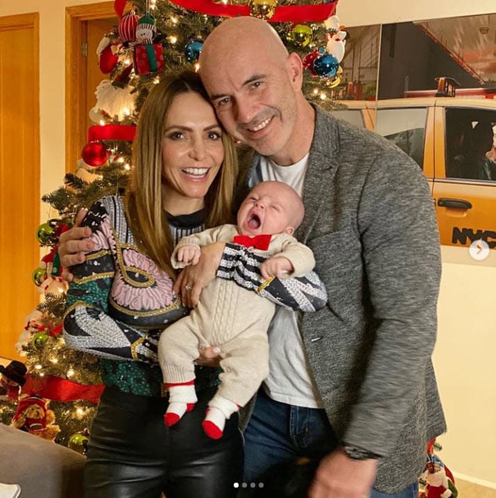 El 2 de julio la cantante 
<b><a href="https://www.univision.com/famosos/erika-zaba-y-su-familia-tienen-covid-19-estamos-preocupados-por-emiliano-video" target="_blank">Erika Zaba</a></b>, del grupo OV7, informó que ella, su esposo Francisco Oliveros y su hijo Emiliano estaban contagiados sin saber con claridad cómo contrajeron el covid-19 ya que habían seguido los cuidados necesarios. El 17 de julio confirmaron que estaban recuperados.
<br>