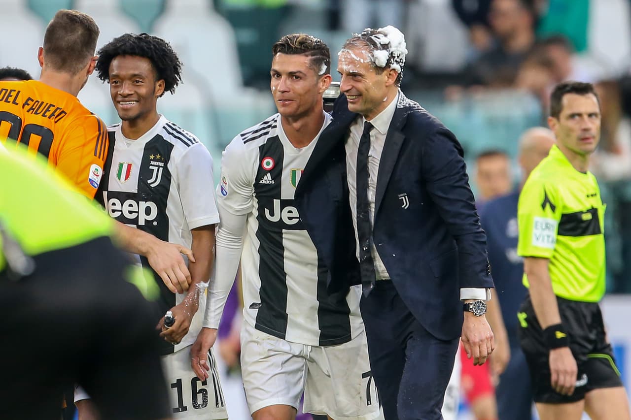 Al finalizar el juego ante la Fiorentina, que ganaron por 2-1, los jugadores, cuerpo técnico y colaboradores de la Juventus saltaron al césped de su estadio para celebrar el scudetto número 35 en su historia y el octavo consecutivo. Entre champagne, agua y espuma se vivió la fiesta de la Vecchia Signora en Turín.