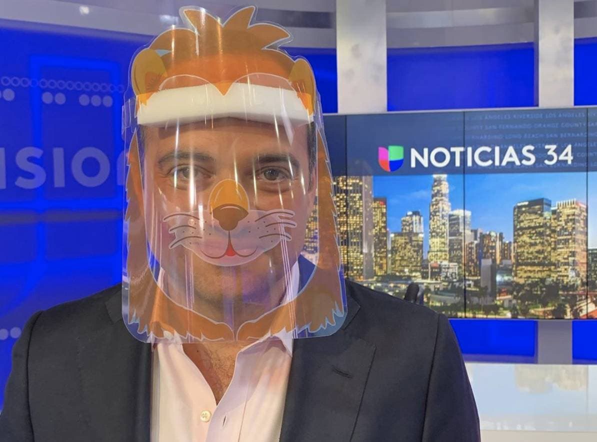 Incluso, las caretas de Sofía llegaron al estudio de Univision 34, y León Krauze lució el diseño precisamente de un león durante uno de los noticieros.