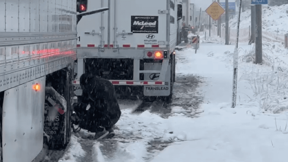 También necesitarás:
<br>- Prepara un kit de emergencia e incluye una linterna con pilas adicionales
<br>- Lleva contigo agua y comida
<br>- Respeta los límites de velocidad
<br>- Mantente atento a los avisos de las autoridades
<br>