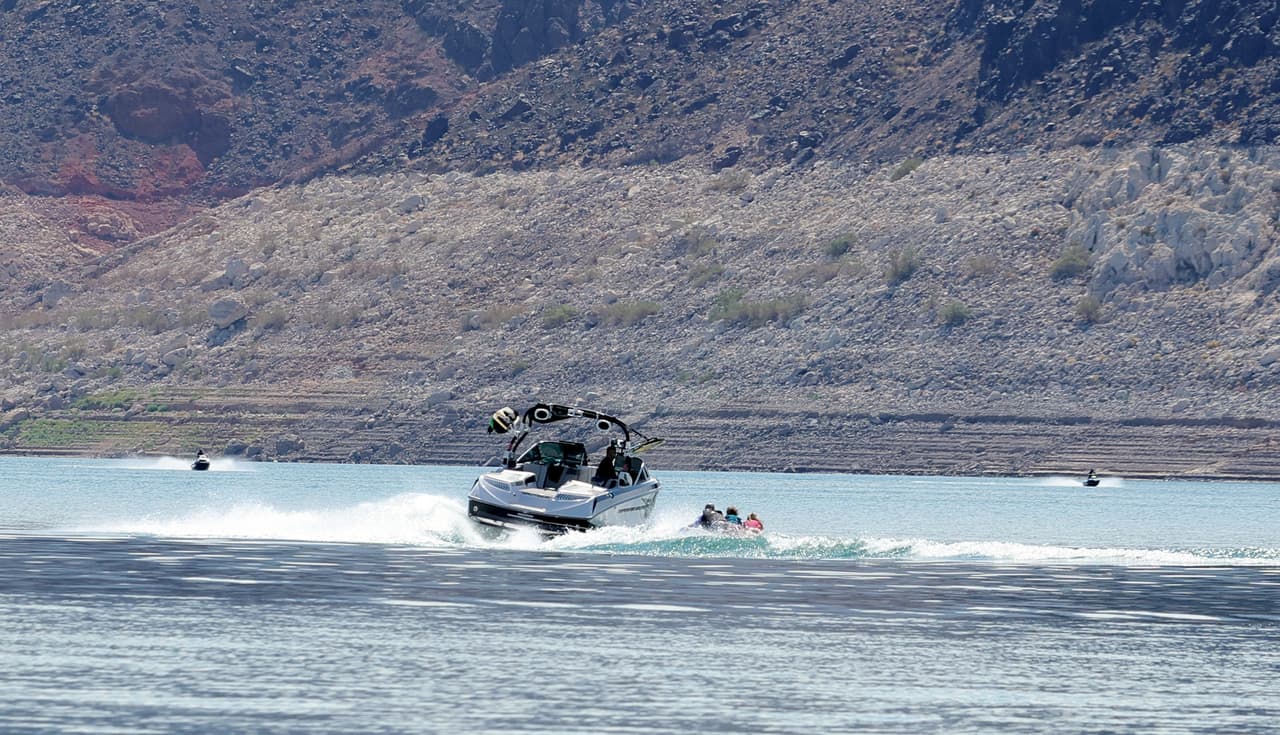 <b>Temple Bar</b>
<br>¿Deseas pasar una tranquila tarde navegando por las aguas de Lake Mead? Entonces debes iniciar tu visita en Temple Bar, donde podrás alquilar un bote para disfrutar del lugar, o si lo prefieres, puedes recorrer a pie el Temple View Trail.