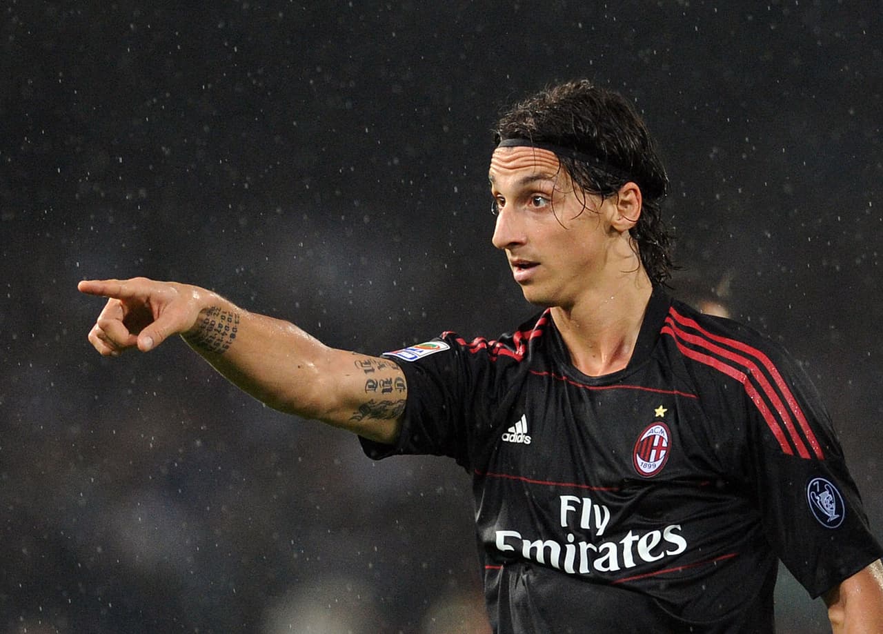 El atacante le hizo una dura entrada al defensor estadounidense que reaccionó con lo que empezó a pelea que fue separada por compañeros. Onyewu terminó con varios moretones y Zlatan con varias costillas rotas.