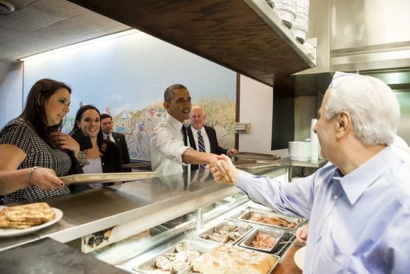 En una rápida visita del presidente a Chicago este aprovechó su tiempo al máximo desayunando en Valois su restaurante favorito en Hyde Park con el gobernador de IL Pat Quinn