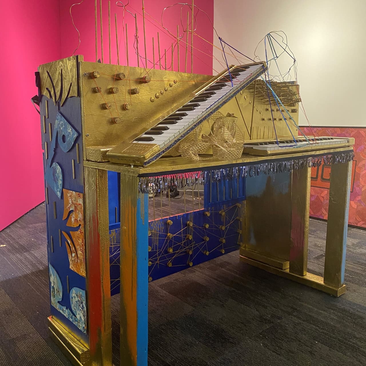 <b><a href="https://www.libertymuseum.org/show-item/deconstructing-bowie/" target="_blank">Deconstructing Bowie: Freedom in Eccentricity at National Liberty Museum (A partir del 7 de enero)</a></b>: Esta exposición se centra en la fallecida estrella del pop David Bowie como un disruptor social a través de un trabajo inspirado en su música, arte y moda. Todas las creaciones mostradas estarán a la venta a beneficio del Hospital de Niños de Filadelfia.