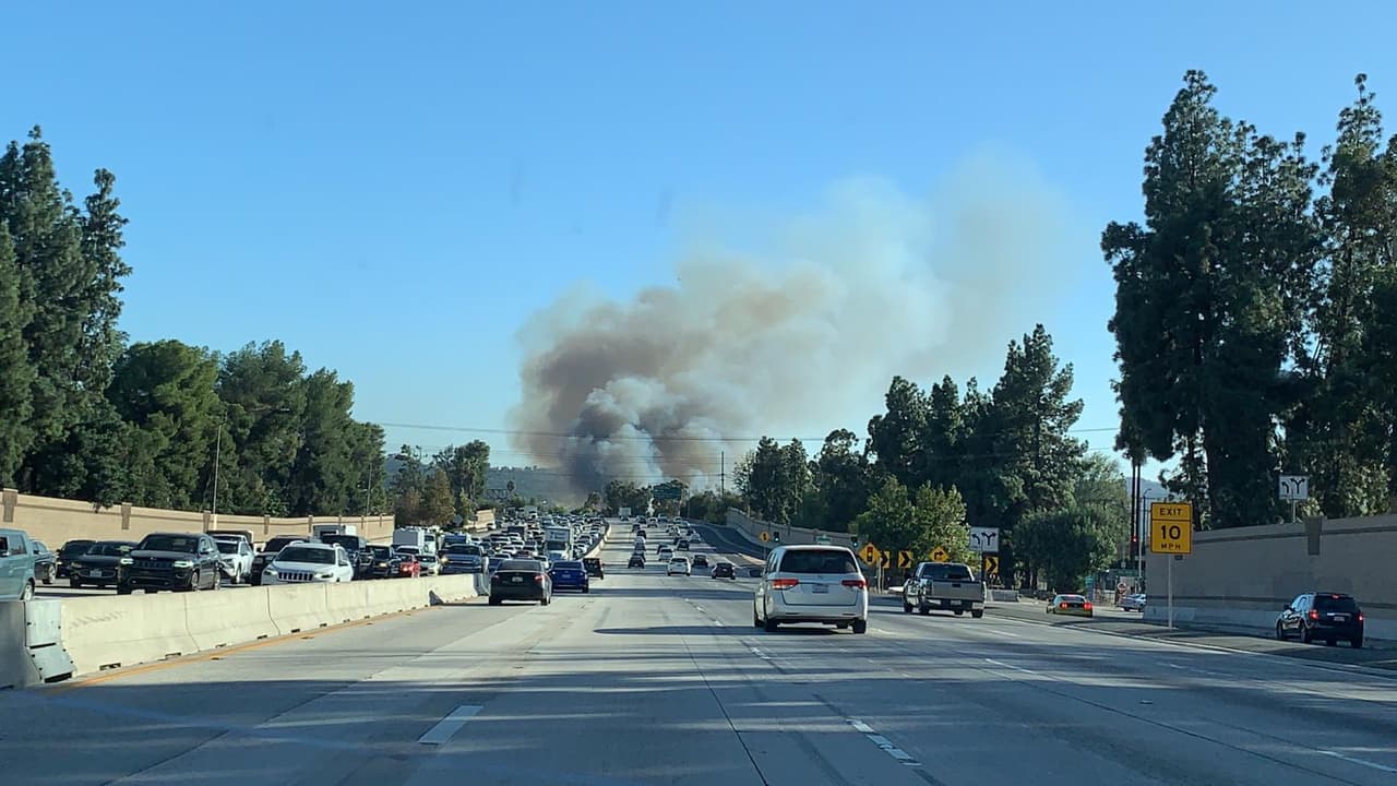 Incendio en Sepulveda Basin es controlado tras alcanzar 60 acres cerca de las autopistas 405 y 101