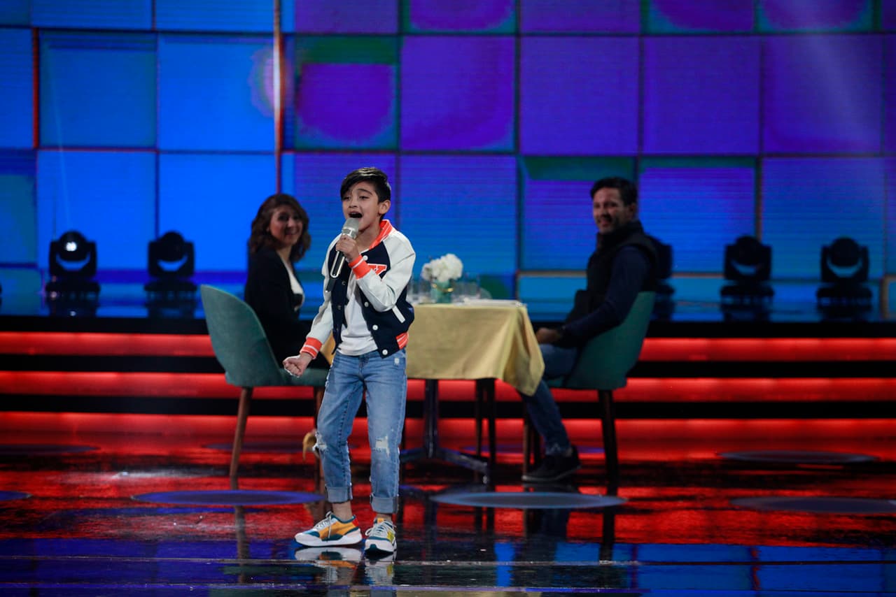 Kenneth, de 'Sarilú y sus bombas', fue el primero en subir al escenario y dedicar su canción ('Corazón en la maleta'). Sus papás fueron los elegidos, pero esta dedicatoria tenía una petición incluída: un hermanito.