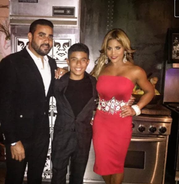 Con el tiempo lograron limar asperezas y han posado juntos con su hijo en importantes eventos escolares.
<br>