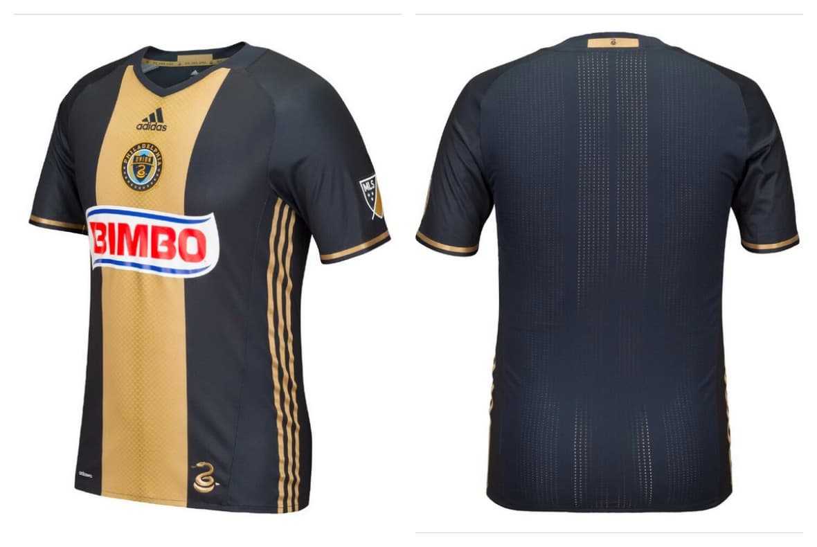 La camiseta mantiene el mismo patrón que los años anteriores con colores azul oscuro a los costados y dorado en el medio.