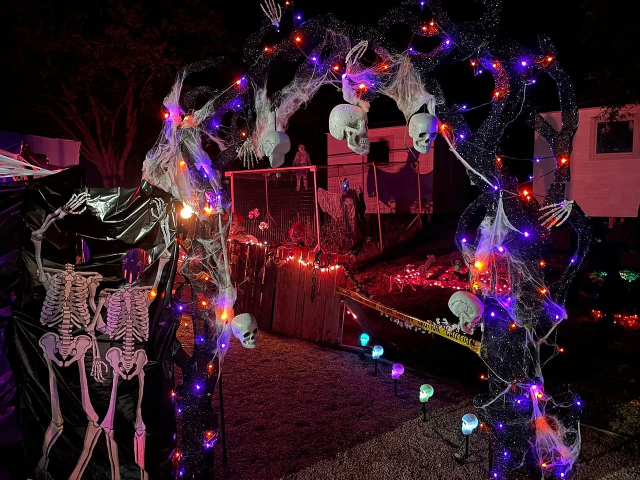 <b><a href="https://sites.google.com/view/edwardsbattle-haunted-house/haunted-house?authuser=0">Edward’s Battle Haunted House (Hasta el 31 de octubre)</a></b>. Edward's Battle Haunted House es el proyecto de un adolescente de Raleigh que ha luchado contra el cáncer. Cada año, desde que recibió su diagnóstico de cáncer, ha creado una atracción embrujada para Halloween. Es gratis para disfrutar, pero se aceptan donaciones para Give Kids the World, un centro turístico en Florida para niños en estado crítico.